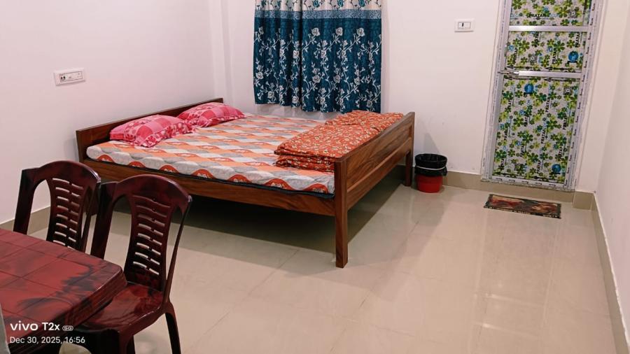 Deluxe Double Bed AC/NON-AC ROOM + Attached Bathroom